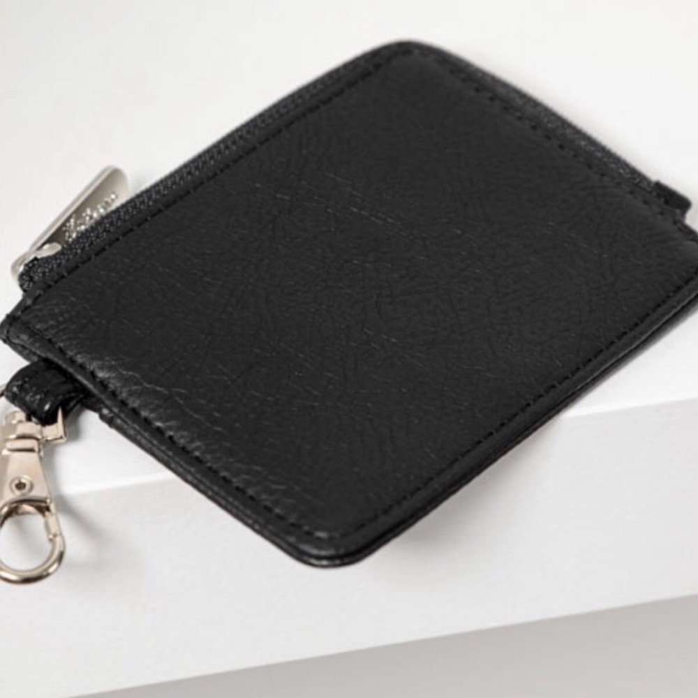 Light Traveler Card Wallet-Black Distressed Pebble